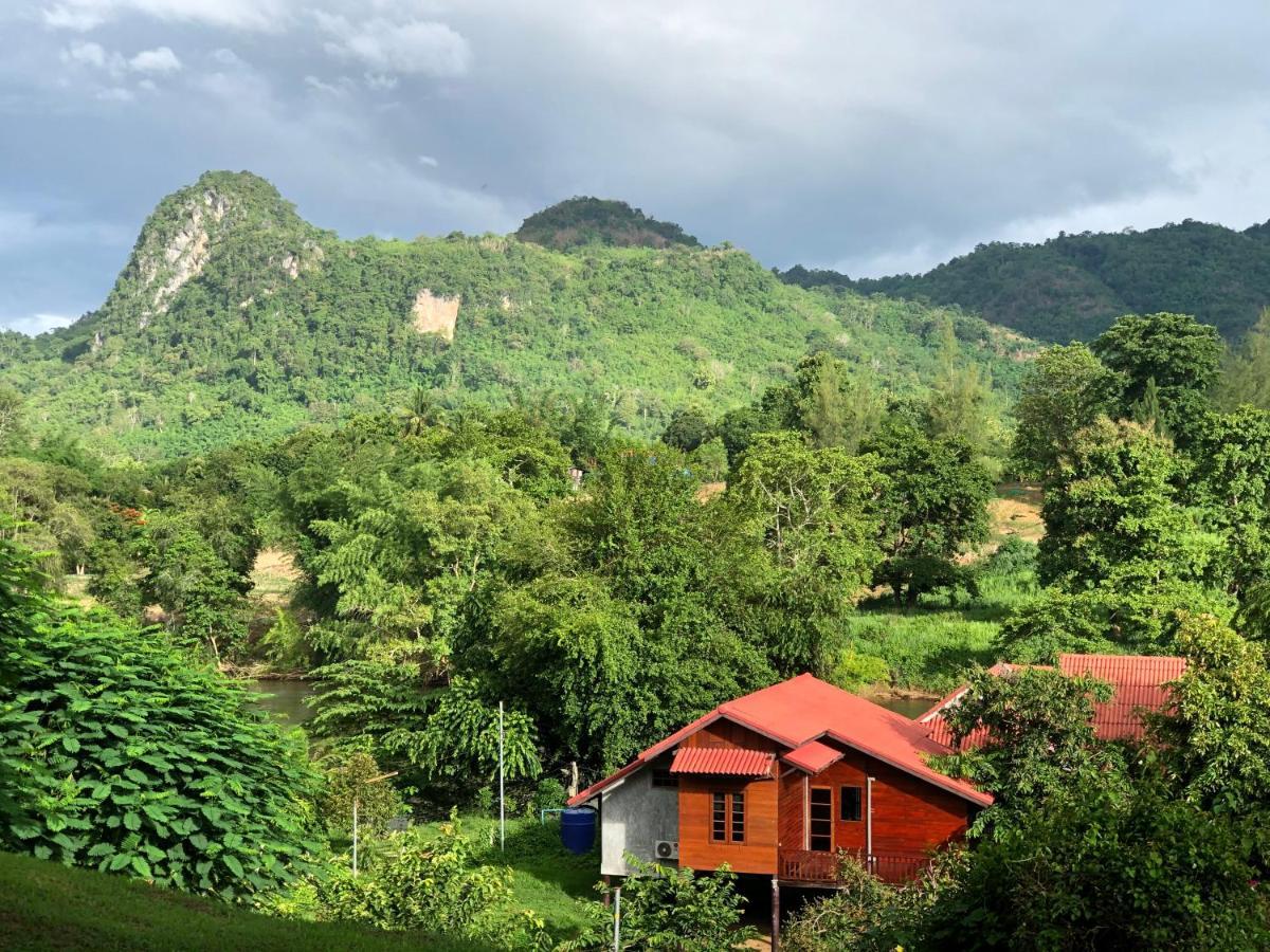 Baanrai Khunya บ้านไร่คุณย่า Ban Huai Maenam Noi Exteriör bild